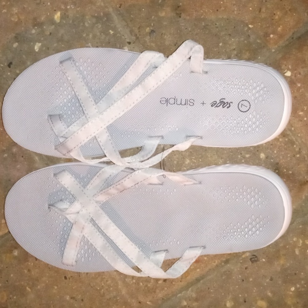 NWOT womens "Sage + Simple" black lightweight strappy flip flop-gray